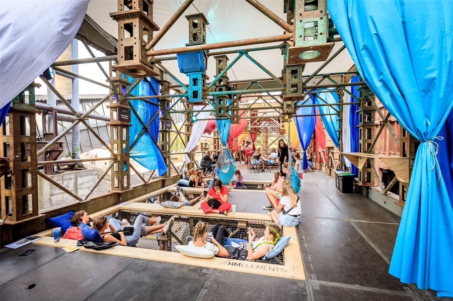 音乐节活动策划的品牌节日专区里，生命所需的4种自然元素区域深受关注