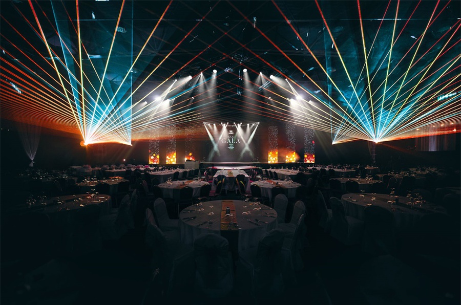 慈善晚会活动专门策划制作的旁白拉开了盛典的序幕，空中表演更精彩