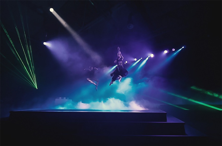 慈善晚会活动专门策划制作的旁白拉开了盛典的序幕，空中表演更精彩