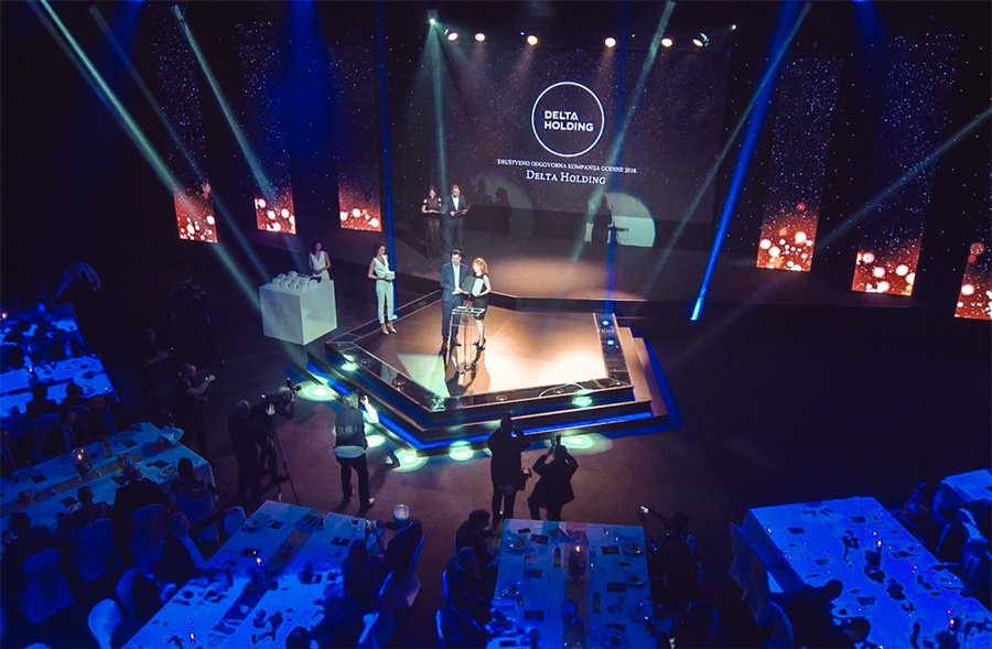 慈善晚会活动专门策划制作的旁白拉开了盛典的序幕，空中表演更精彩