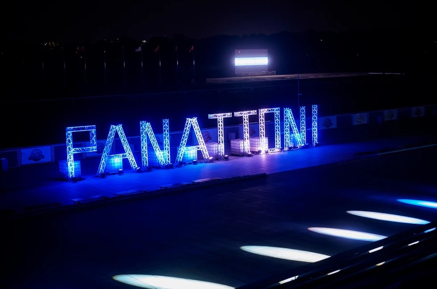 这次的庆典活动策划明显更有调性，在不失质感的同时还有调皮的成分在