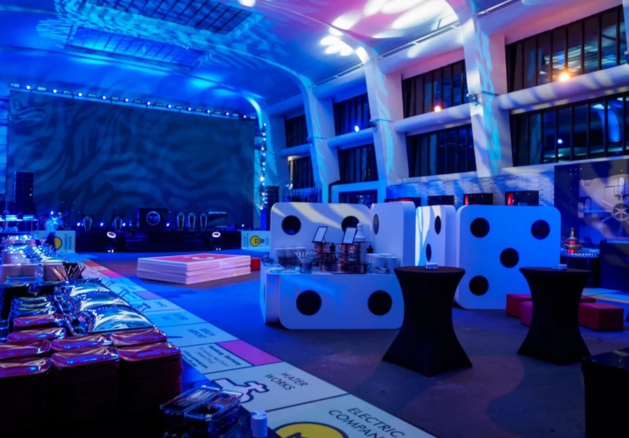 这次的庆典活动策划明显更有调性，在不失质感的同时还有调皮的成分在