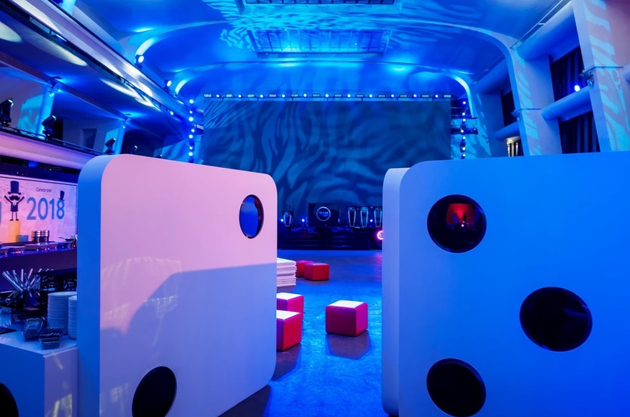 这次的庆典活动策划明显更有调性，在不失质感的同时还有调皮的成分在