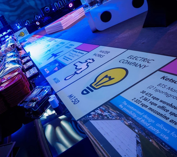 这次的庆典活动策划明显更有调性，在不失质感的同时还有调皮的成分在