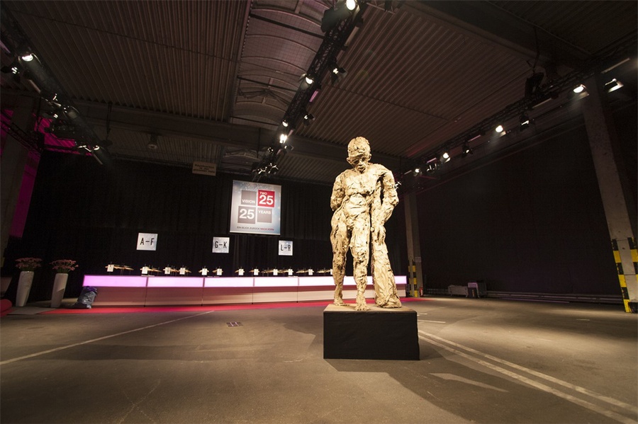 感官体验极强的25周年庆典活动直接把旧的厂房改成了活动现场