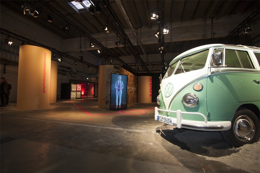 感官体验极强的25周年庆典活动直接把旧的厂房改成了活动现场