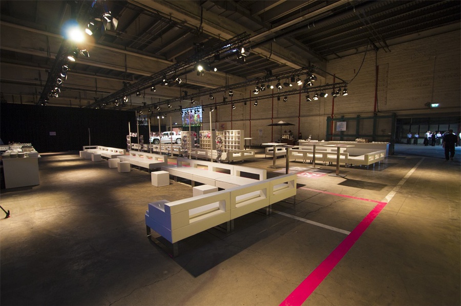 感官体验极强的25周年庆典活动直接把旧的厂房改成了活动现场