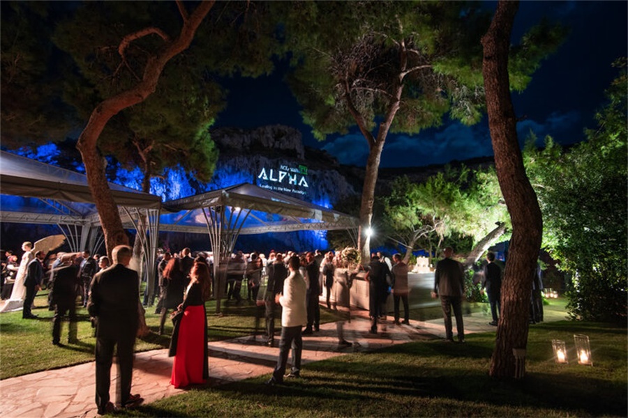 银行的年会活动融合了自然环境，策划得跟电影般艺术