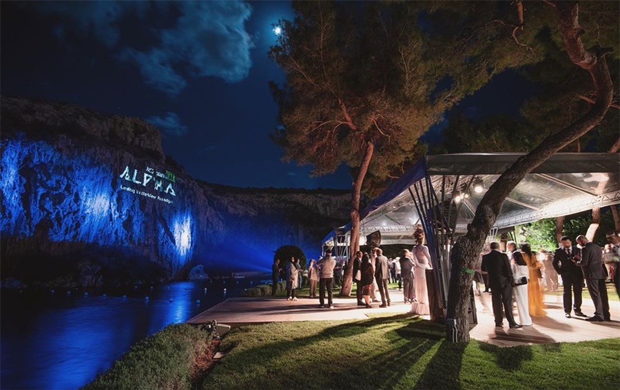 银行的年会活动融合了自然环境,策划得跟电影般艺术