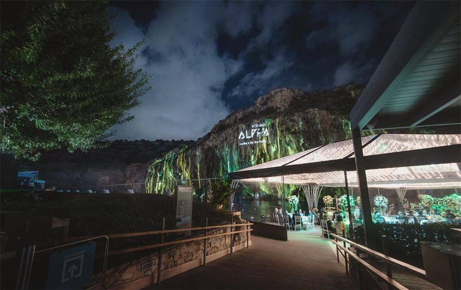 银行的年会活动融合了自然环境,策划得跟电影般艺术