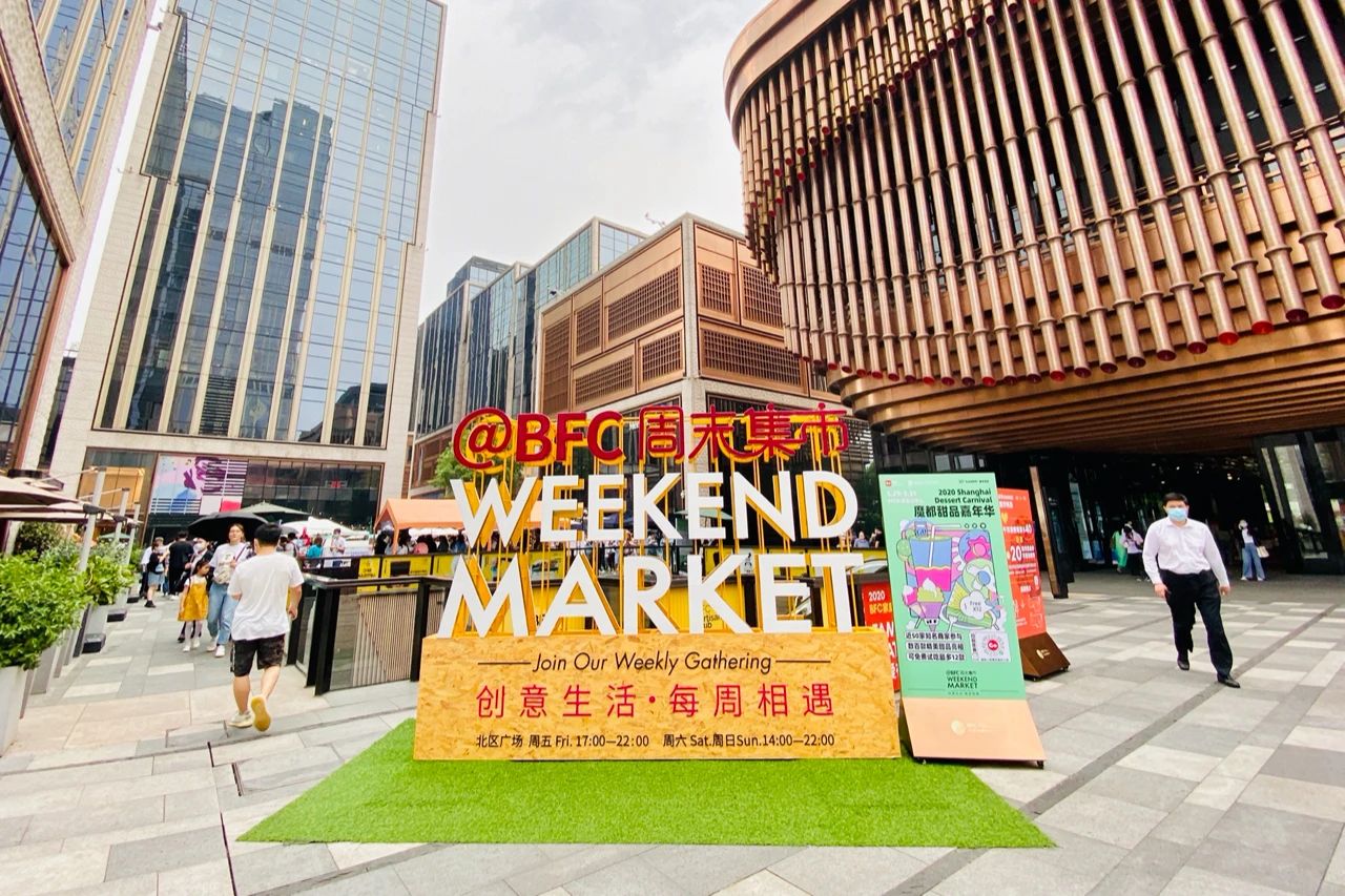 这个甜品嘉年华活动策划得太甜蜜了，下雨都挡不住欣赏的脚步