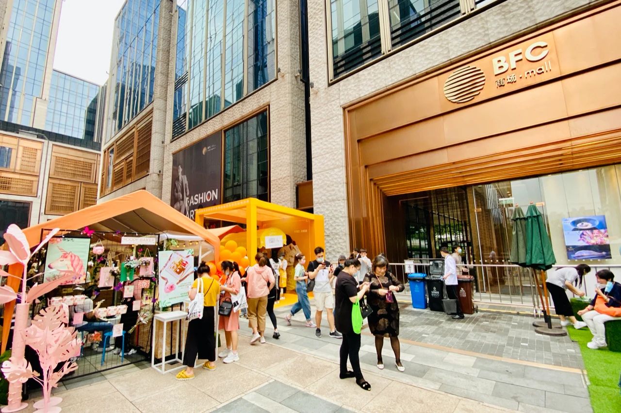 这个甜品嘉年华活动策划得太甜蜜了，下雨都挡不住欣赏的脚步