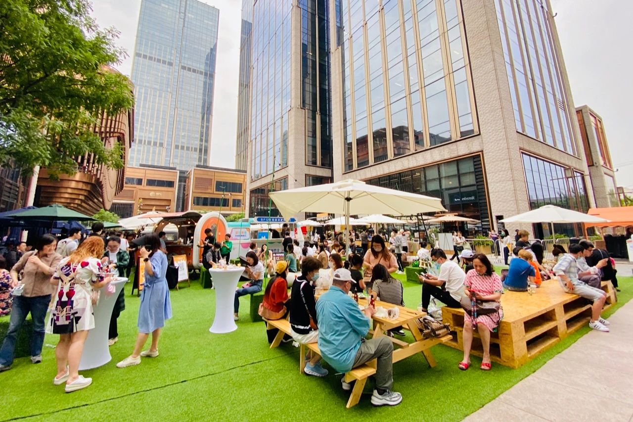 这个甜品嘉年华活动策划得太甜蜜了，下雨都挡不住欣赏的脚步