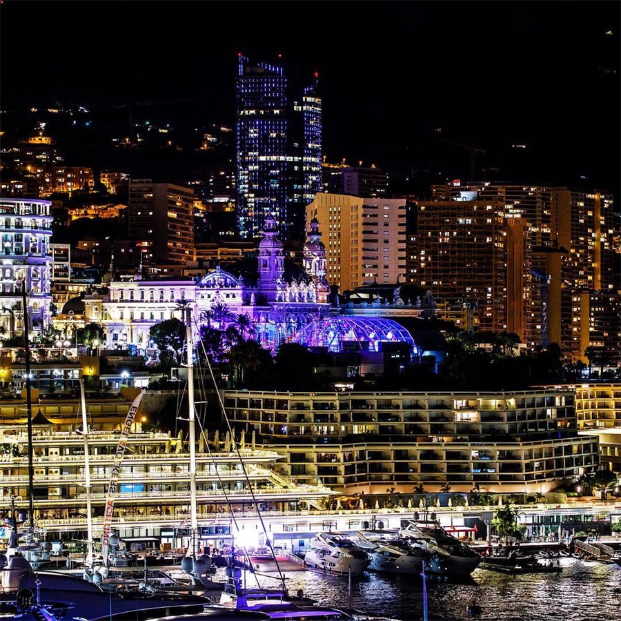 蓝色海洋主题慈善庆典活动策划的拍卖会汇集了众多精选美术品