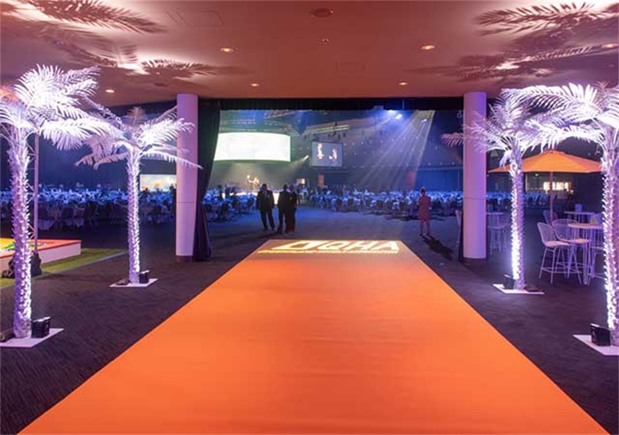 行业协会颁奖活动策划的2.5吨圆形LED屏幕成了活动的视觉中心