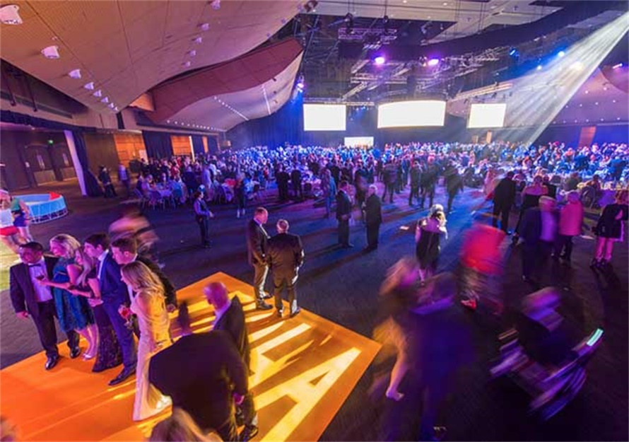 行业协会颁奖活动策划的2.5吨圆形LED屏幕成了活动的视觉中心