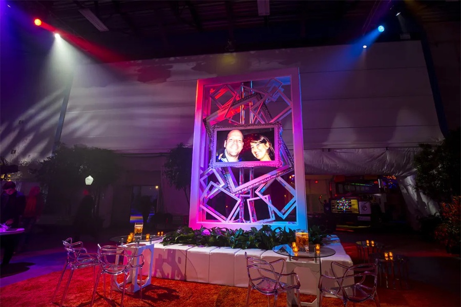 Peak6周年庆典活动策划的电视剧布景设计燃炸了整个直升机机库