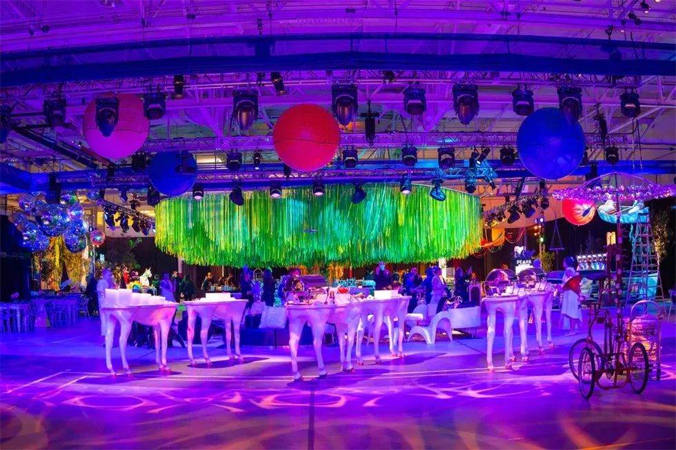 书籍主题的周年活动策划现场，50英尺的“焦点树”太吸睛了