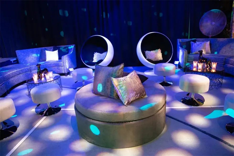 书籍主题的周年活动策划现场，50英尺的“焦点树”太吸睛了