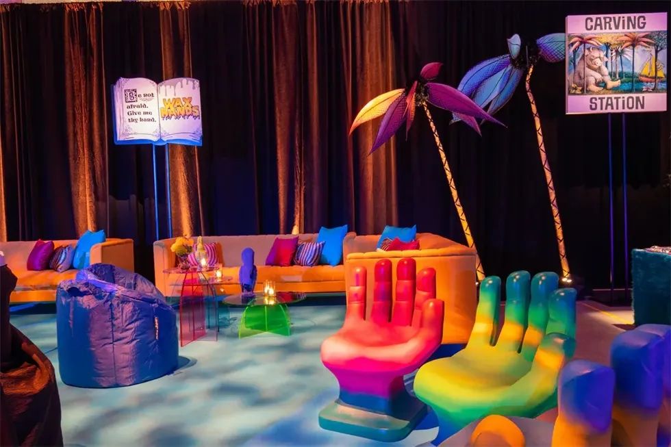 书籍主题的周年活动策划现场，50英尺的“焦点树”太吸睛了