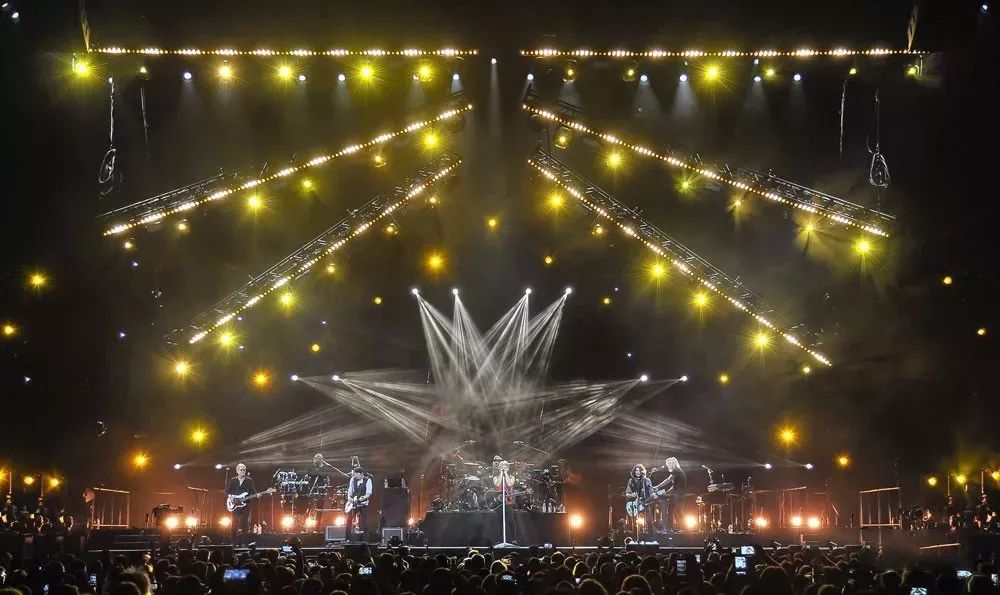 演唱会活动策划的舞台造型太炫了，灯光营造的氛围更给力