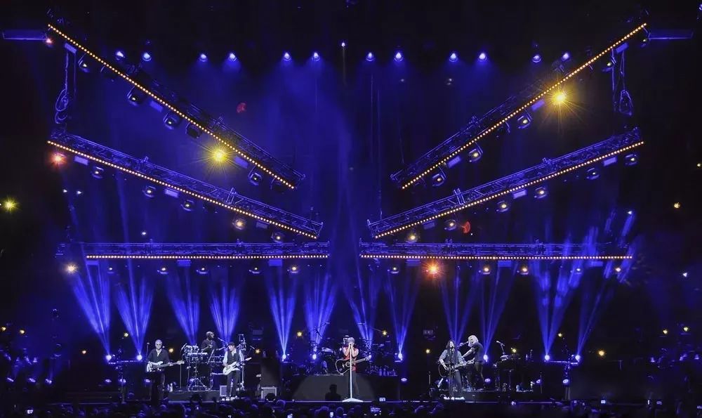 演唱会活动策划的舞台造型太炫了,灯光营造的氛围更给力