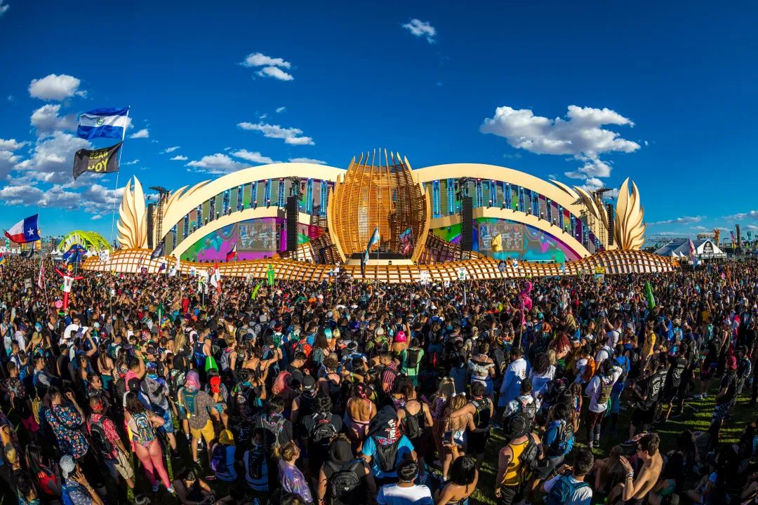 EDC电音节活动策划的舞台正中的花朵仿佛散发着神秘花香