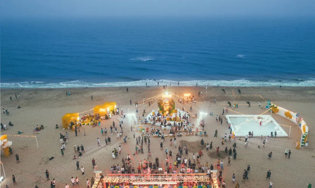 阿那亚日落音乐节活动策划了一场海边音乐盛宴，欢乐至极