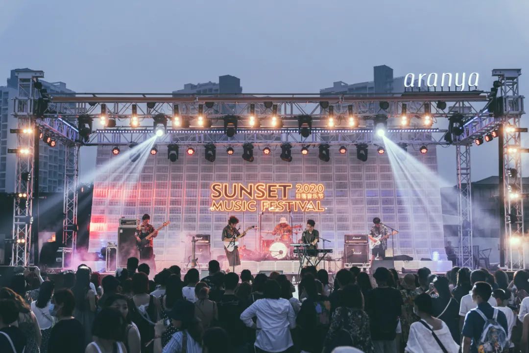 阿那亚日落音乐节活动策划了一场海边音乐盛宴，欢乐至极