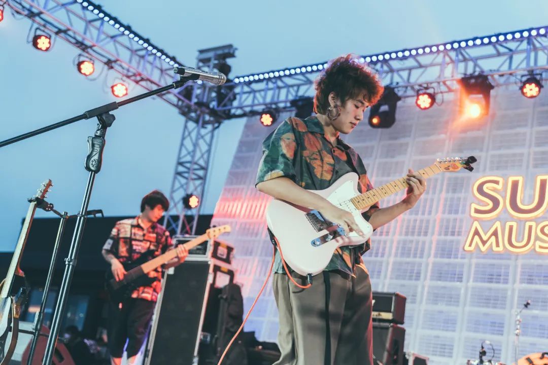 阿那亚日落音乐节活动策划了一场海边音乐盛宴，欢乐至极