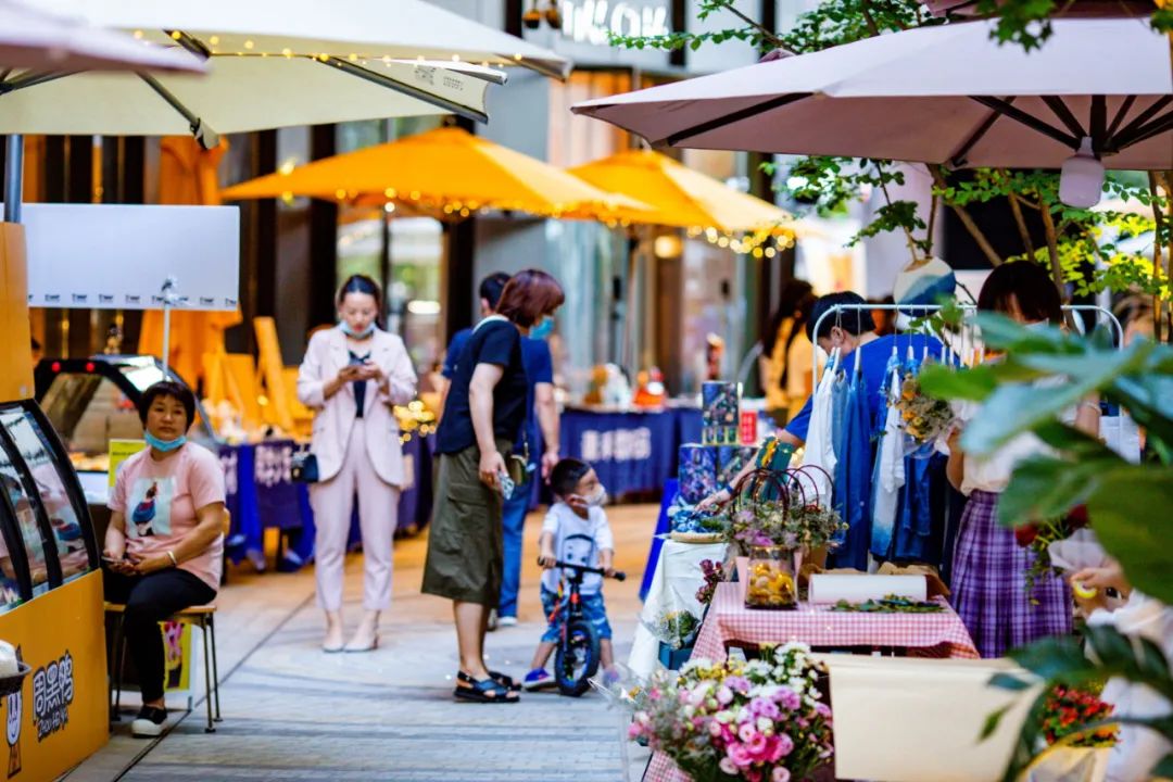 龍湖里夜色里的创意市集活动策划有着自己分外鲜明的性格棱角