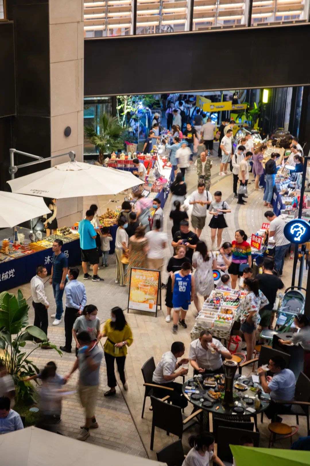 龍湖里夜色里的创意市集活动策划有着自己分外鲜明的性格棱角