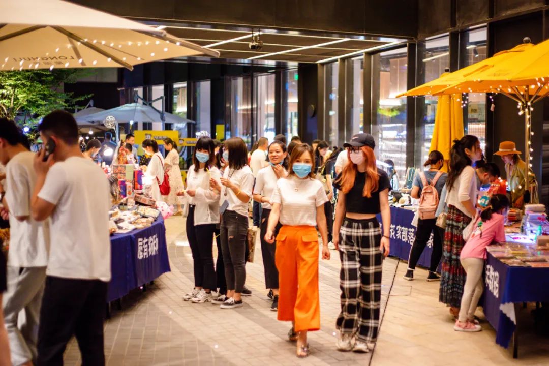 龍湖里夜色里的创意市集活动策划有着自己分外鲜明的性格棱角
