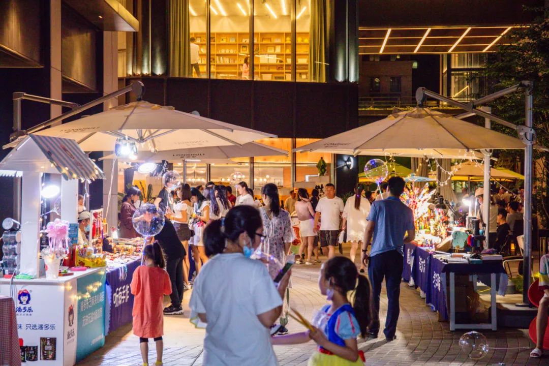龍湖里夜色里的创意市集活动策划有着自己分外鲜明的性格棱角
