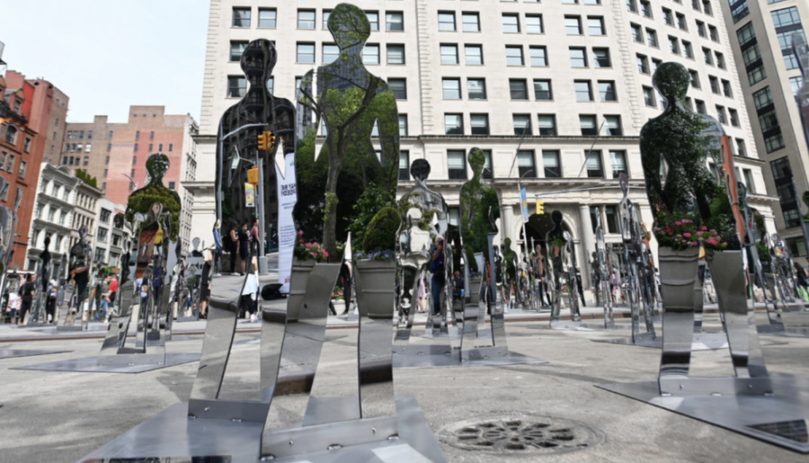 「侍女的故事」推广活动策划的140座女性雕像激励着女性自强奋斗