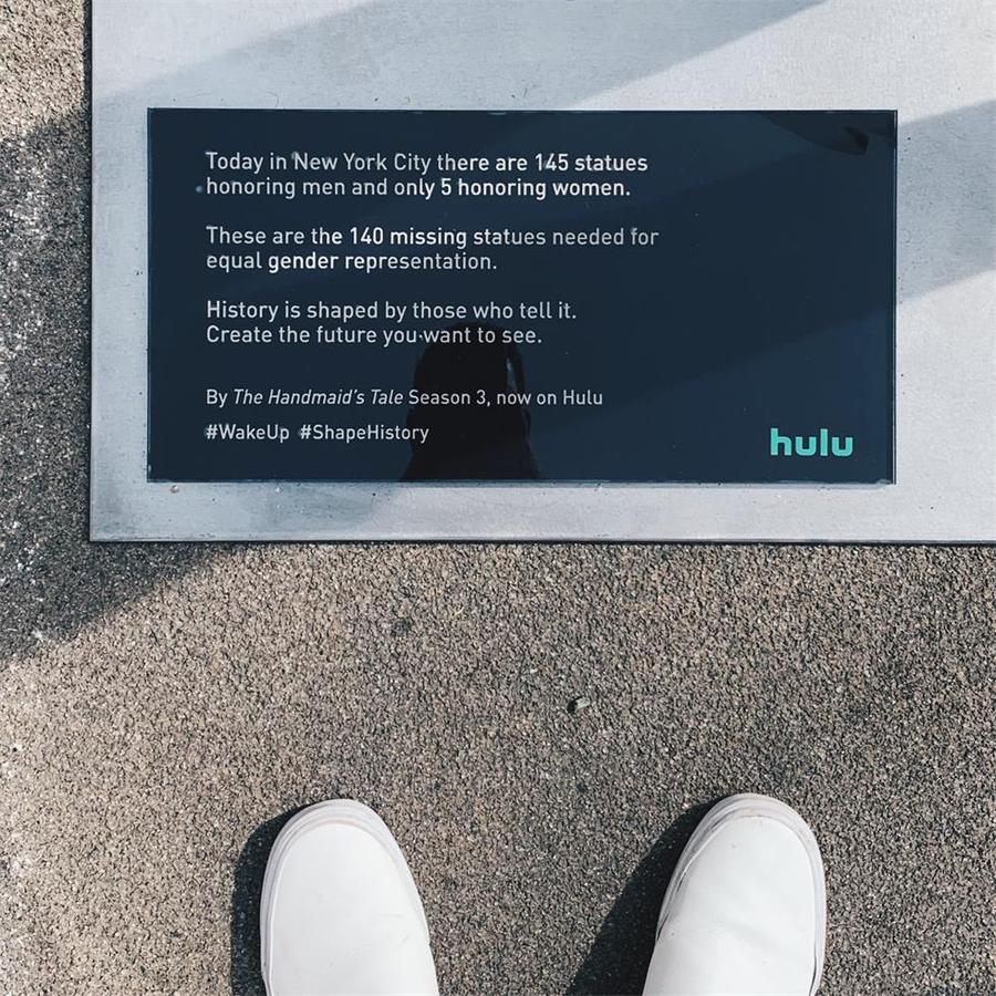 「侍女的故事」推广活动策划的140座女性雕像激励着女性自强奋斗