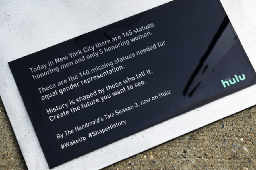 「侍女的故事」推广活动策划的140座女性雕像激励着女性自强奋斗