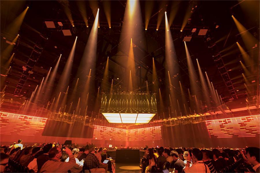 思科直播的大客户活动策划的这个漂浮的巨大立方体太令人惊叹了