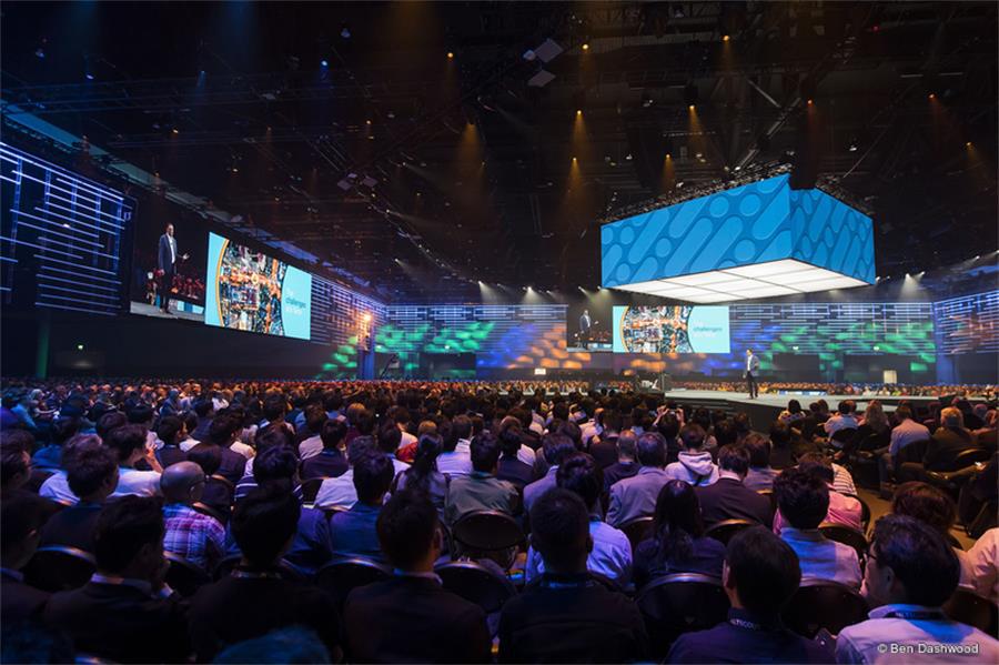 思科直播的大客户活动策划的这个漂浮的巨大立方体太令人惊叹了