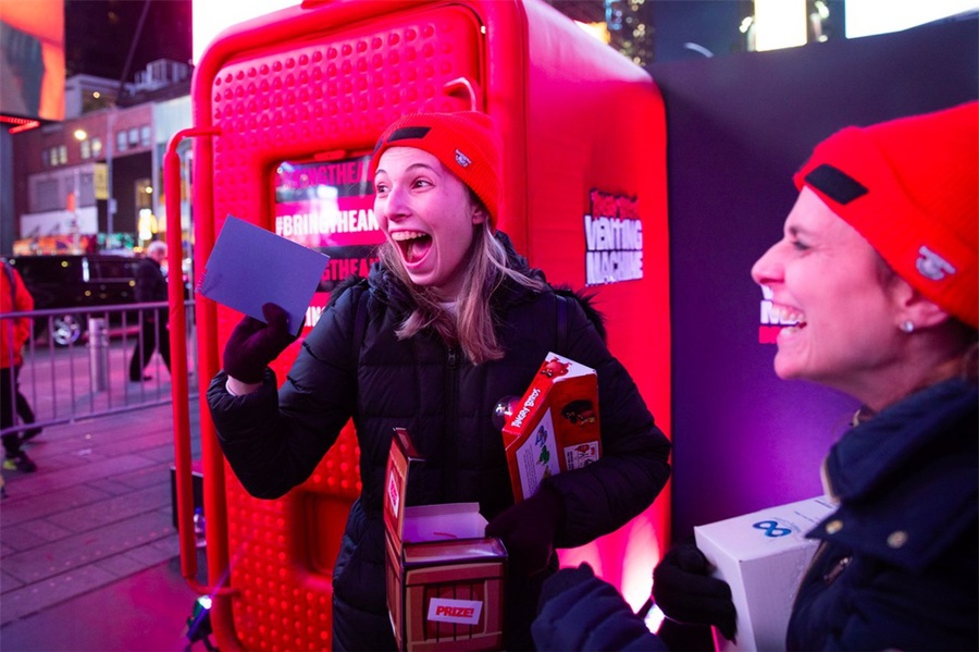 愤怒的小鸟十周年庆典活动策划了一台完美的“出气”机