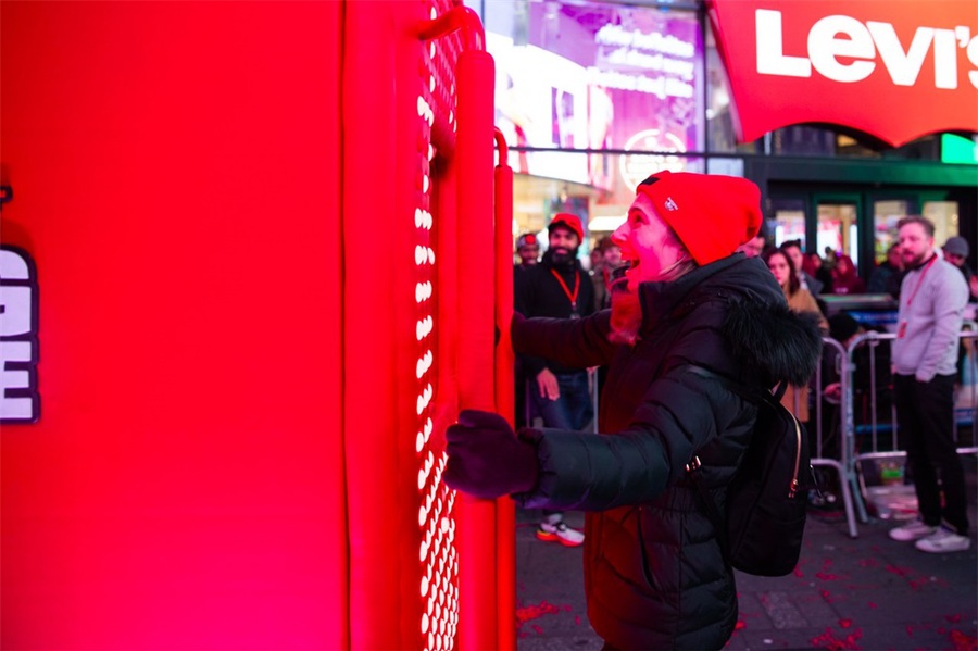 愤怒的小鸟十周年庆典活动策划了一台完美的“出气”机