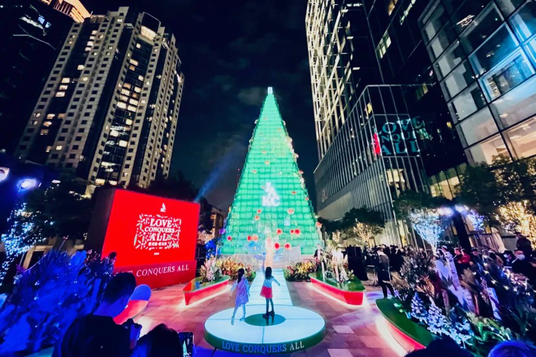 “ 嘉无边·爱无界”，嘉里中心圣诞亮灯活动策划着实幻彩