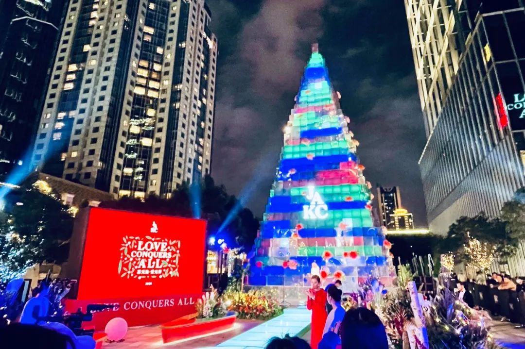 “ 嘉无边·爱无界”，嘉里中心圣诞亮灯活动策划着实幻彩