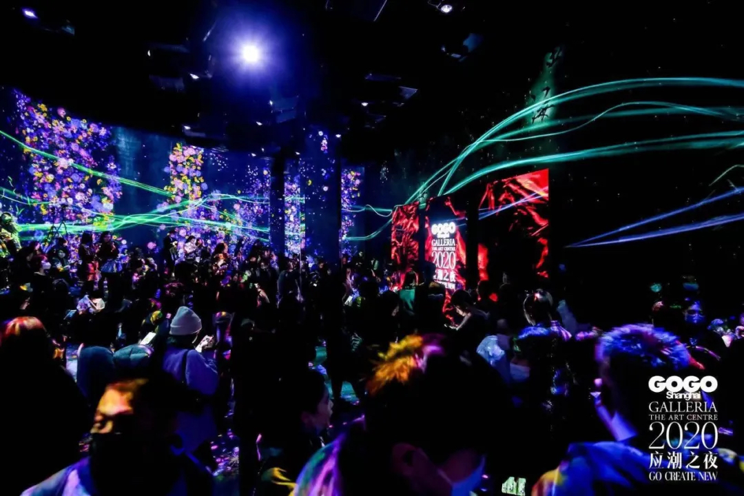 这场2020年度的盛典活动策划现场以数码艺术重新解构时尚