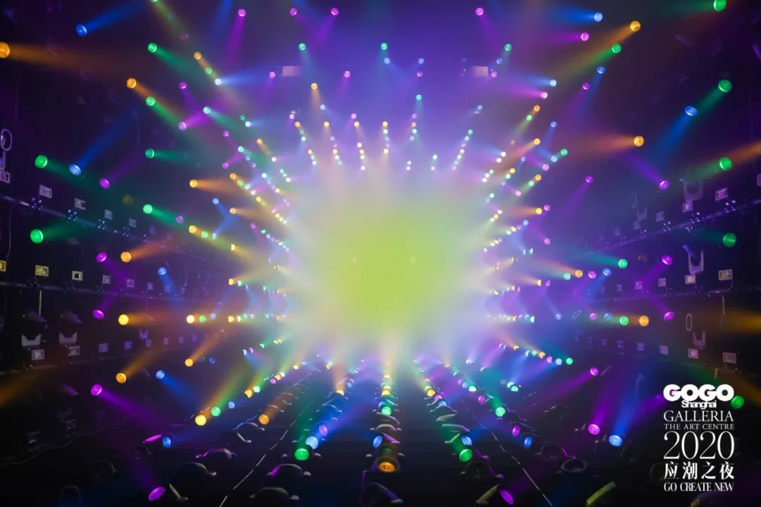 这场2020年度的盛典活动策划现场以数码艺术重新解构时尚