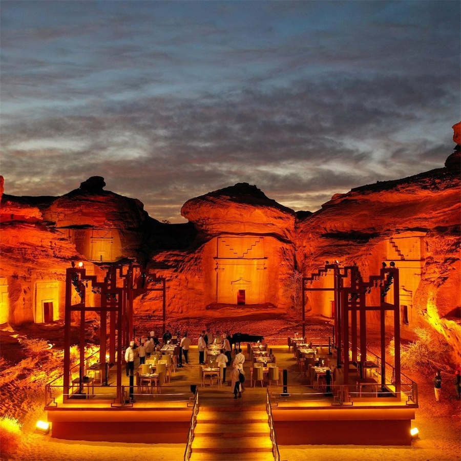 沙特阿拉伯这家餐厅的开业活动策划竟是在考古遗址举办，忒独特了