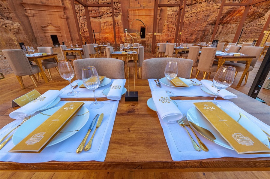 沙特阿拉伯这家餐厅的开业活动策划竟是在考古遗址举办，忒独特了