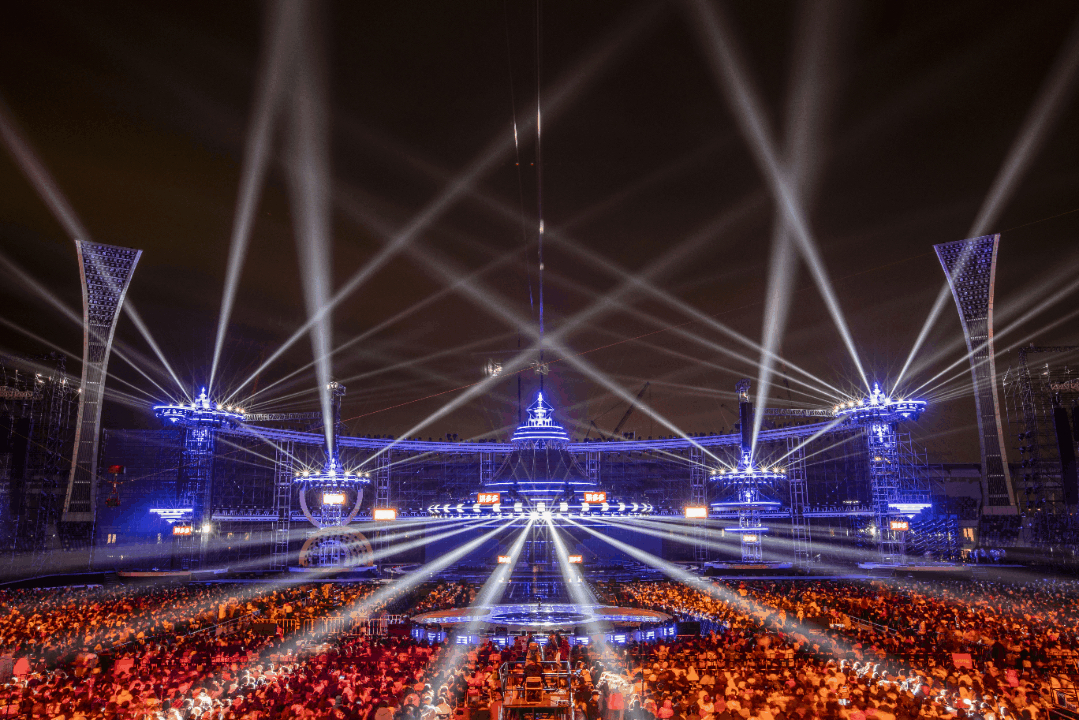湖南卫视今年的跨年演唱会活动策划的「未来城」舞美太震撼了