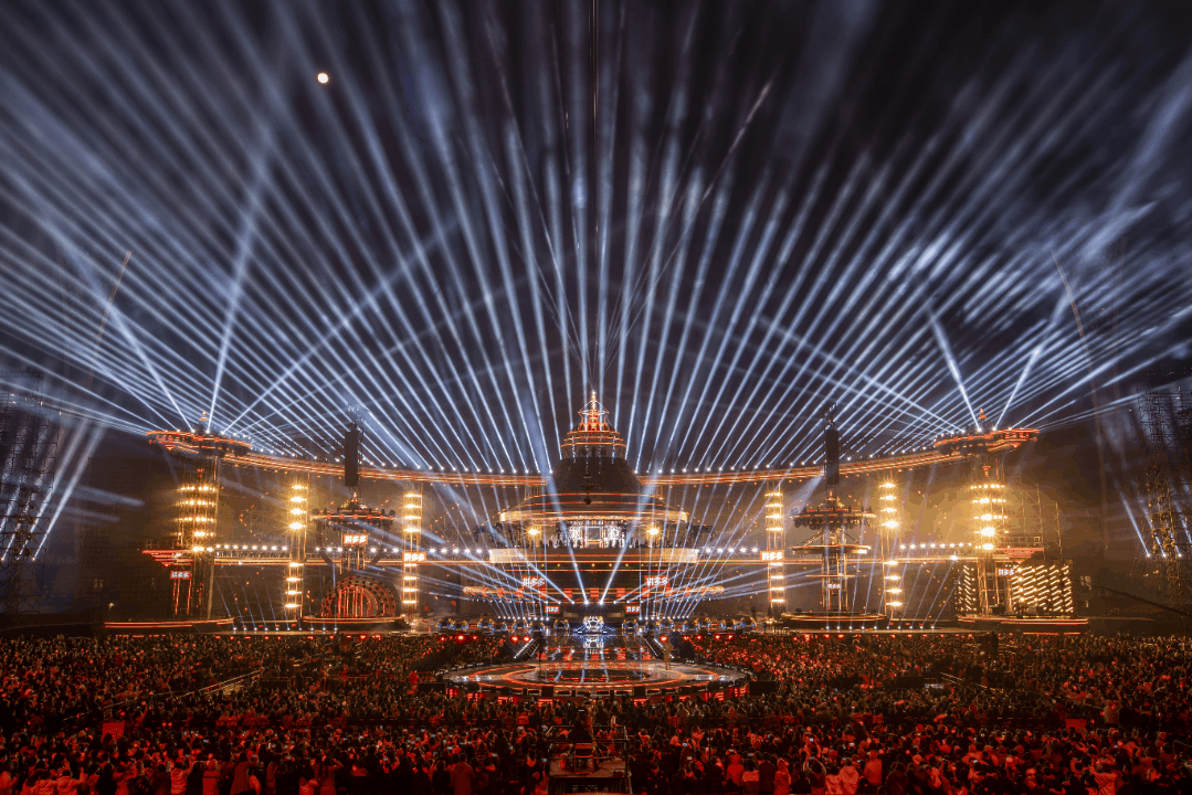 湖南卫视今年的跨年演唱会活动策划的「未来城」舞美太震撼了