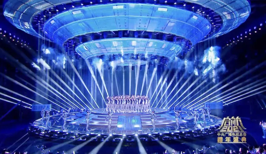 央视这场跨年晚会活动策划直接造了一艘悬浮在空中的飞碟